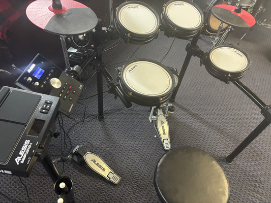 Alesis Command Mesh Electronic Drum Set with Alesis Sample Pad 4