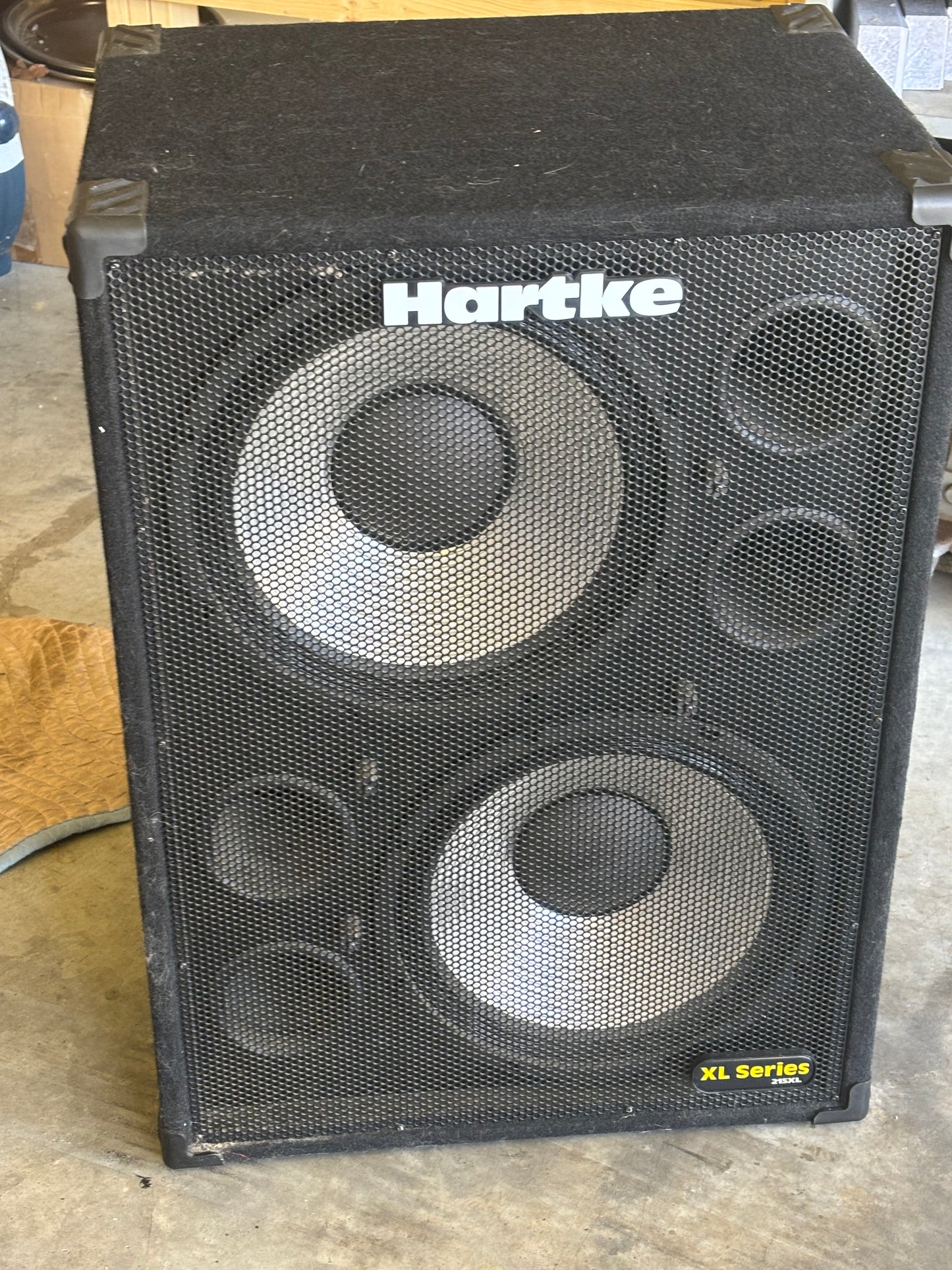 Hartke 215XL Bass Cabinet – Dual 15″ Aluminum Cones – Deep, Punchy Bass