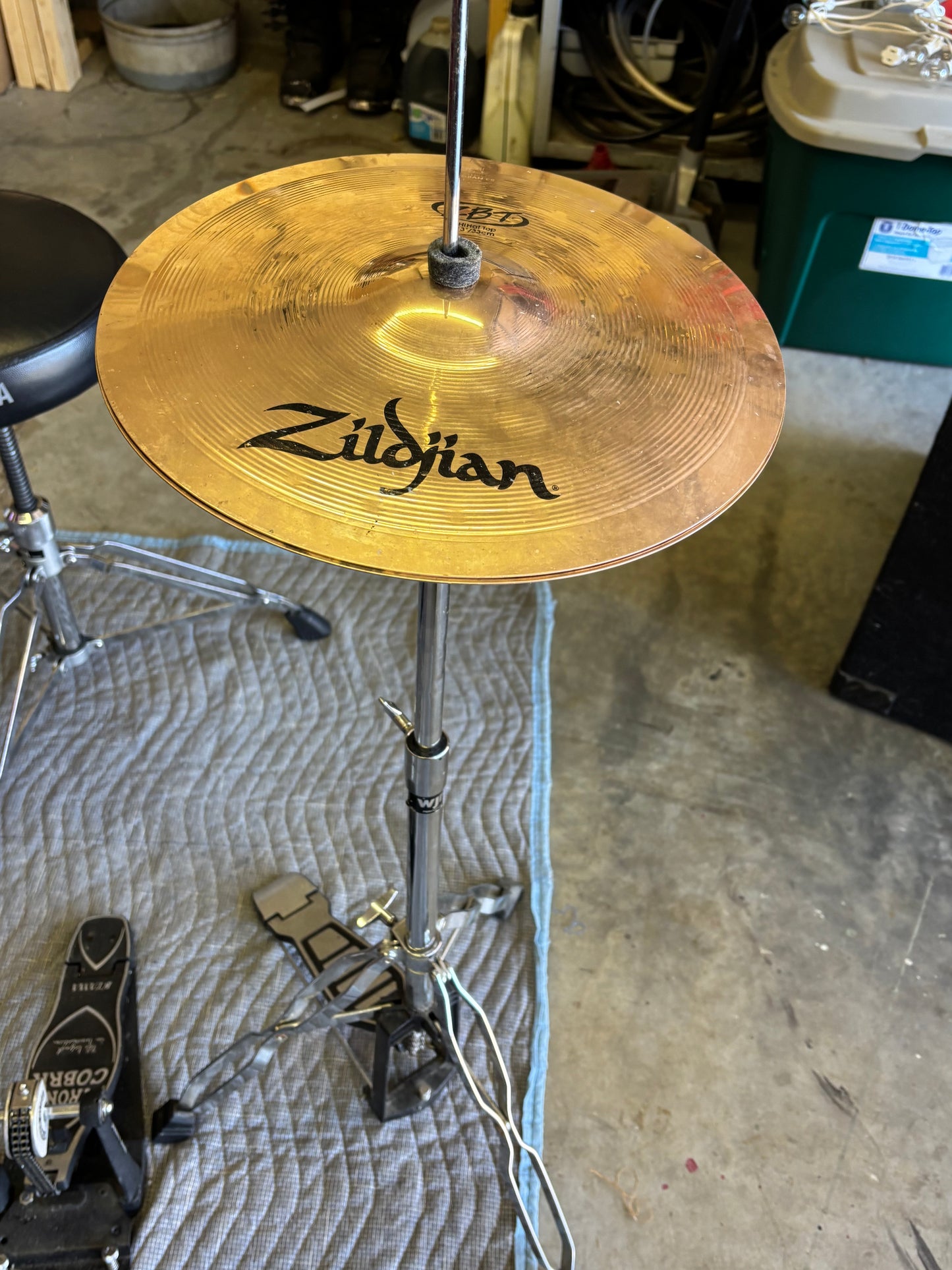 Pearl Vision 4-Piece Drum Kit – Red Lacquer – Excellent Condition – Extras Included